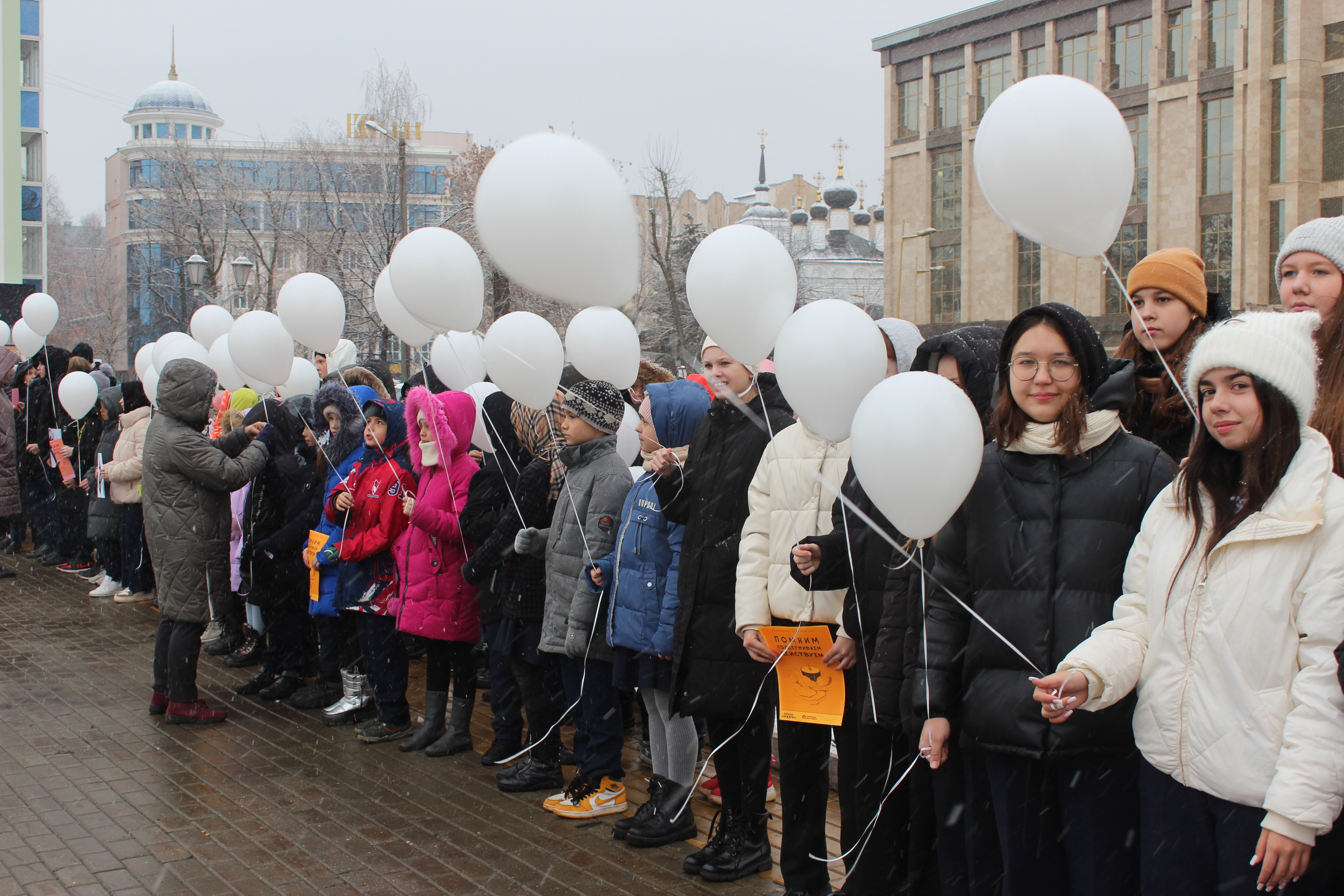 Белые шары - в память о жертвах ДТП